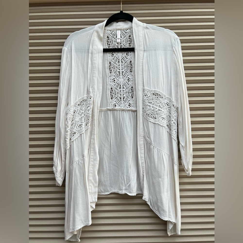 Woman’s White Cover up Blouse open front size medium EUC